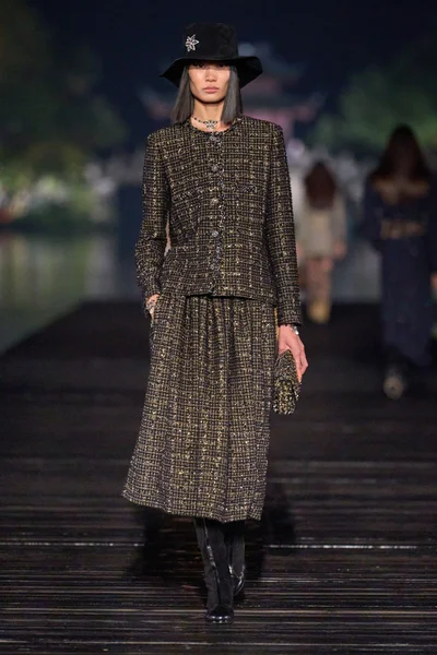 Look 28